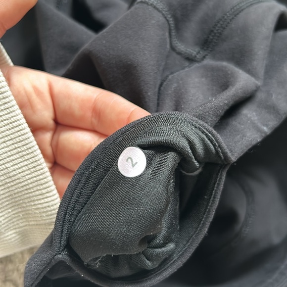 Black capri lulu lemon leggings size 2 - Picture 3 of 3